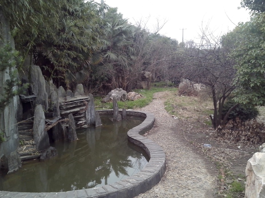 廠房?jī)?nèi)部小公園，林蔭道